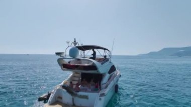 Beyaz kumlu, eğlenceli su sporları ve herkes için etkinliklerle dolu canlı bir Akdeniz sahili..