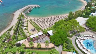 Sonsuz havuzları ve el değmemiş plaja doğrudan erişimi olan lüks bir Akdeniz oteli..