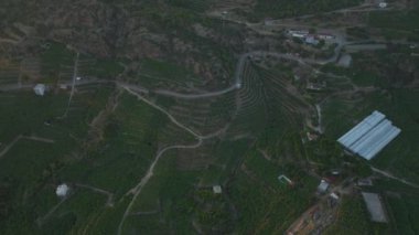 Antik bir kentin kazılmış taş yapıları ve tapınakları ortaya çıkarıldı ve mimari kalıntılar sergilendi..