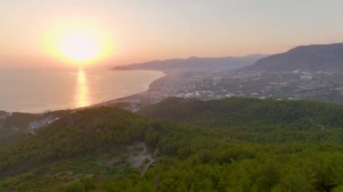 Kayıp bir şehrin antik pazar yerleri ve tapınakları arkeolojik kazılar yoluyla gün ışığına çıkarılmıştır..