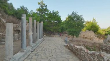 Büyük bir kazıdan sonra, antik kentin kalıntıları ortaya çıkarıldı, taş binalar ve yollar gösterildi..