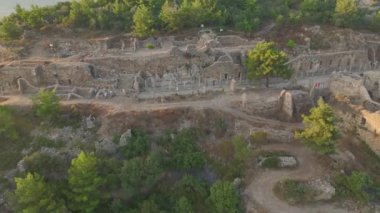 Antik şehir kalıntıları kazıdan sonra çıplak bırakılır, tarihi bina ve yolların kalıntıları ortaya çıkar..