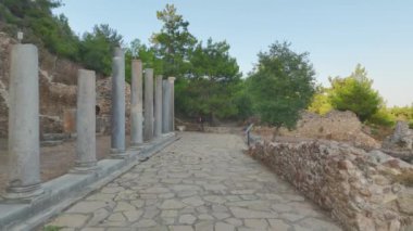 Antik bir şehrin taş sokakları ve duvarları arkeolojik kazılardan sonra ortaya çıkar..
