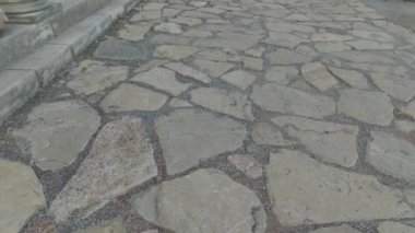 Arkeolojik kazılar toprağın altında gömülü antik bir şehrin duvarlarını ve kemerlerini ortaya çıkardı..