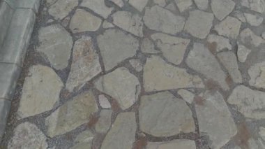 Taş yapılar ve antik yollar ortaya çıkarıldı, antik bir şehrin kalıntılarını canlandırdılar..