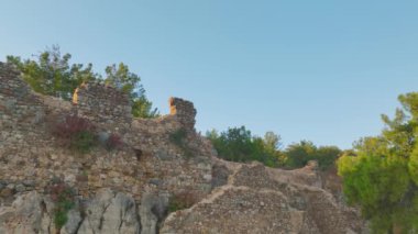 Antik tapınakların ve taş caddelerin kalıntıları ortaya çıkarıldı, unutulmuş bir şehrin görüntülerini gösteriyorlar..