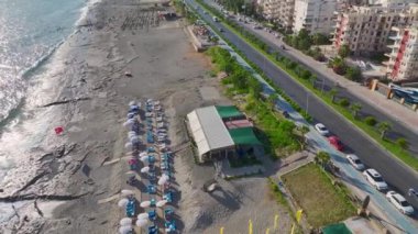 Canlı mavi sular ve el değmemiş plajlarla dolu, Akdeniz kıyı şeridinin huzurlu bir uzantısı..