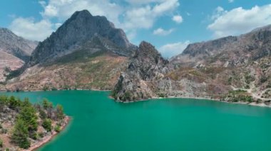Kanyon boyunca insanların dinlendiği ve yaz güneşinin tadını çıkardığı huzurlu bir kürek çekme macerası..
