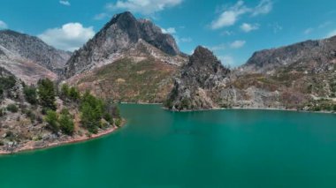 Paddleboardcular güzel yeşil kanyonu keşfeder, yüzer ve bir yaz gününün sıcaklığının tadını çıkarırlar..