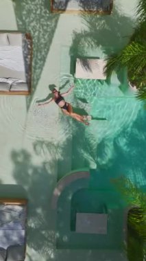 Zarif bir deniz kenarında rahatla..