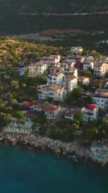 Kesinlik ve çaba canlı bir hareketle yakalanır..