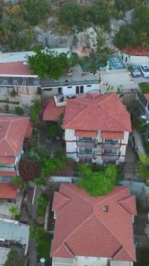 Sakin bir sahil kaçışının güzelliğine dal.