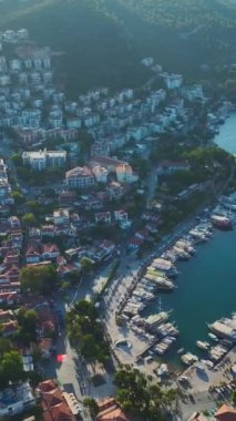 Çekicilikle dolu bir Akdeniz mücevherinin üzerinden uç..