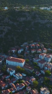 Rahatla ve bu sakin Akdeniz şehrinin cazibesinin tadını çıkar..