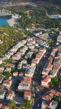 Bu huzurlu kasabanın cazibesini ve sükunetini hisset..