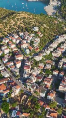 Bu büyülü sahil şeridinin cazibesini ve sükunetini hissedin..