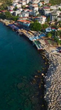 Bu büyüleyici sahil inzivasının huzurlu güzelliğine dal.