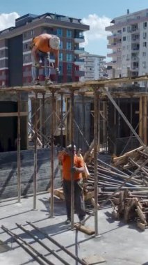 Hareket halindeki gayretin ve hassasiyetin dinamik gösterisi.