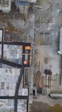 Dayanıklı evler inşa etme sürecini izleyin.