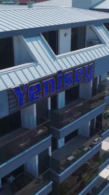 Gelişmekte olan bir inşaat alanında hassasiyet ve beceri gösteriliyor..