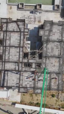 Cesaret ve manzara güzelliği mükemmel bir şekilde yakalandı..