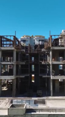 Dayanıklı yapıların ardındaki çabaya tanık olun.