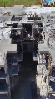 Dikey Video: Yakınlarındaki korsan gemileriyle Alanyas plajlarında aileler oynuyor.