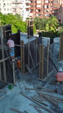 Güneşin altındaki yemyeşil bir bahçede keyifli bir toplantı..