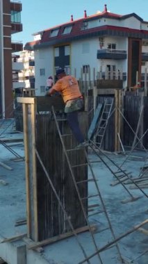 Çarpıcı manzaralara karşı cesur sanatçılık.