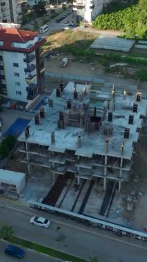 Doğanın güzelliğinin tadını çıkaran raketçilerle sakin bir deniz macerası..