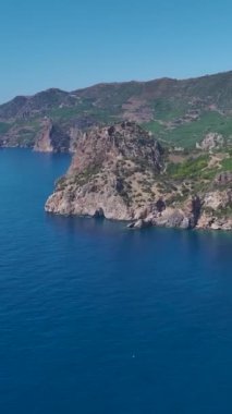 Huzurlu ve enerjik bir sahil. Sabahın güzelliği ile koşuyor. Huzurlu havayı arttırıyor..
