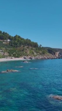 Sahilde hareketli bir eğlence ve sükunet karışımı..