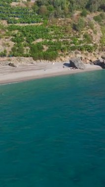 Deniz kıyısındaki sakin su aktivitelerinin neşesini keşfedin..