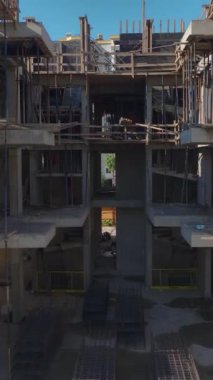 Canlı bir ilerleme ve adanmışlık sahnesi..