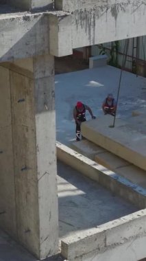 Her detayı yöneten mühendislerle birlikte vinç kurulumu.