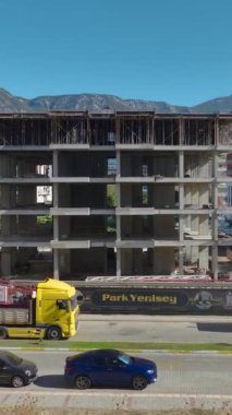 Turna montajı aktif bir inşaat alanında ele geçirildi.