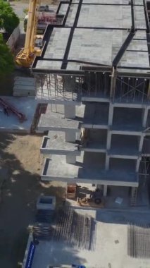 İnşaat alanında vinç kurulumu başlatıldı..