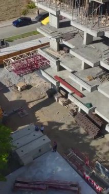 Vinç kurulumu ve inşaat faaliyetlerinin hava görüntüsü.