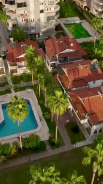 Zarif havuzları olan lüks deniz manzaralı villalar..