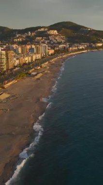 Havuzu ve tropikal atmosferi olan lüks deniz kenarındaki villalar..