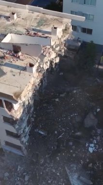 Kazıcı, eski bir yapıyı yeni bir yapı için hassas bir şekilde yıkıyor..