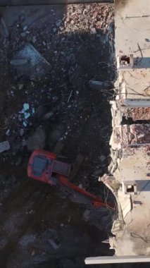 Alanın boşaltılması: yeni binalar için yıkım çalışmaları başladı.