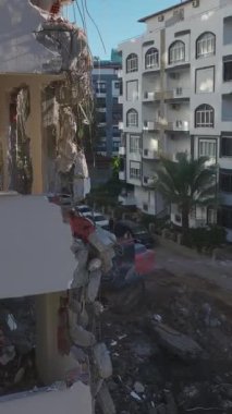 Hidrolik kazıcı kullanan eski bir binanın yıkımı.