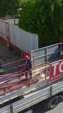 Yükselen vinç kurulumu yerinde sorunsuz ilerliyor.