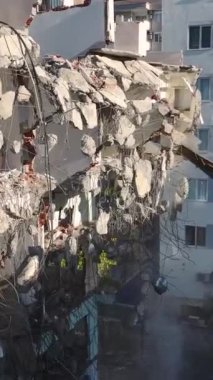 Konut yenilenmesi için tarihi geçmiş yapıların yıkılması.