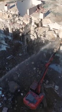 İnşaat alanında hidrolik yıkım sürüyor..