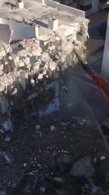 Yıkım projesi modern inşaata hazırlanıyor.