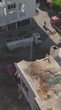 Yıkım devam ediyor: kazıcı yeni konut için temizlendi.