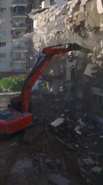 Bir yıkım projesi sahasında ağır makineler çalışıyor.
