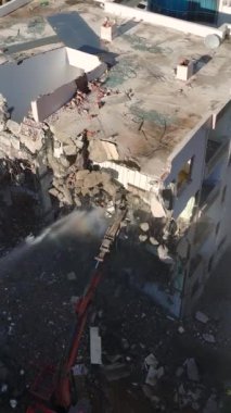 İnşaat alanında yoğun yıkım sürüyor..